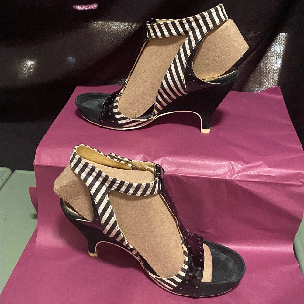 GUC Irregular choice Cream black stripe, small heel sandal shoe 7 1/2 - Picture 2 of 11